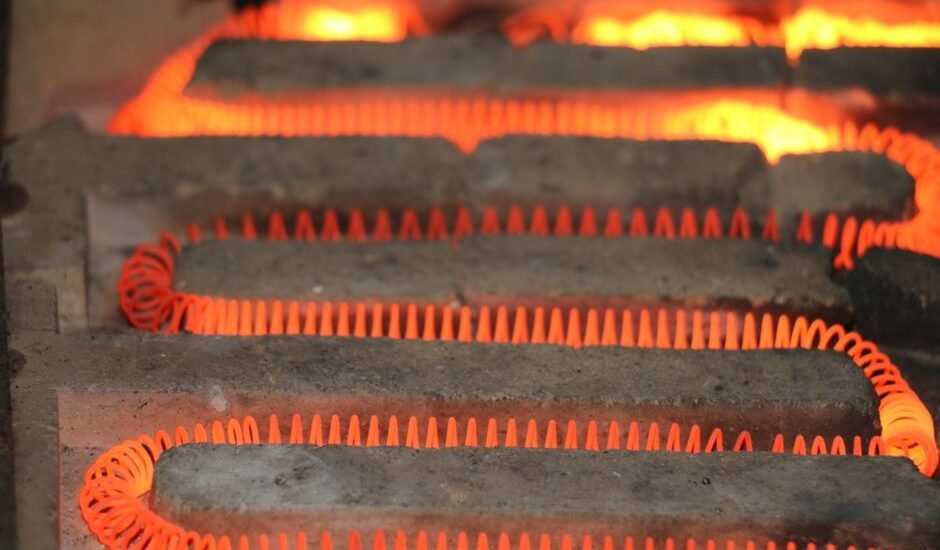 Glowing electric heating coil element, illustrating how lithium battery heaters work to maintain safe battery temperatures.