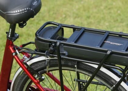 An electric bicycle battery pack mounted on a bike rack, relevant to battery state of charge methods.