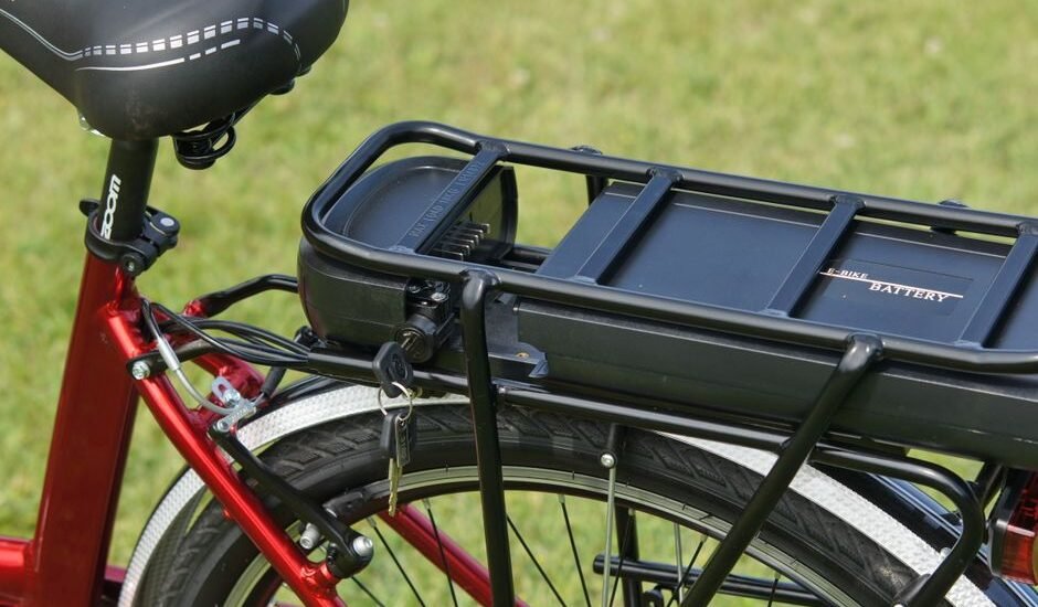 An electric bicycle battery pack mounted on a bike rack, relevant to battery state of charge methods.